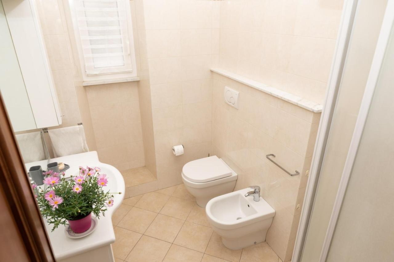 Living Sestri Airport Apartment Genoa Bagian luar foto