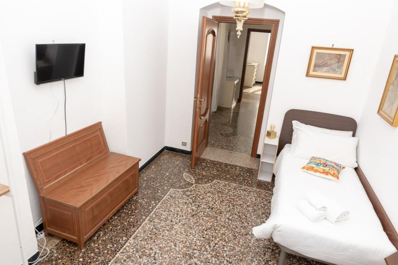 Living Sestri Airport Apartment Genoa Bagian luar foto